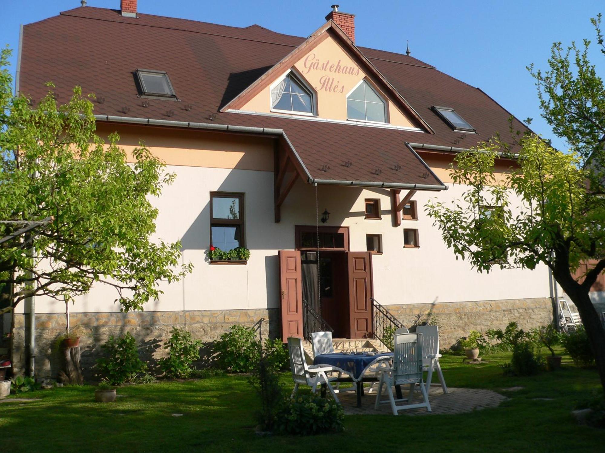 Illes Vendeghaz Hotel Keszthely Exterior photo